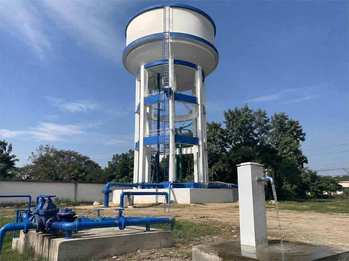 Château d'eau sur pylônes, nourrice de vannes et borne-fontaine en service