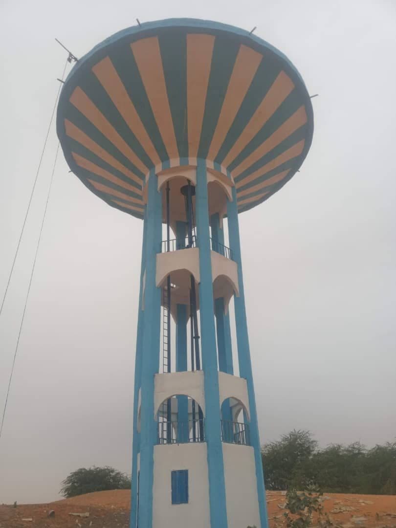 Château d'eau cylindrique à cuve en champignon, achevé et peint