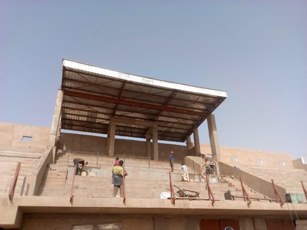 Gradins et tribune couverte du stade en cours de réhabilitation